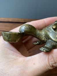Een Chinese vergulde bronzen waterdruppelaar in de vorm van een schildpad met een slang, wellicht Qing