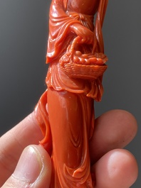 Een Chinese bloedkoralen sculptuur van een dame met een fruitmand, 19/20e eeuw