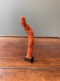 Twee Chinese bloedkoralen sculpturen van een dame met een waaier en van een dame met een bloem, 19/20e eeuw
