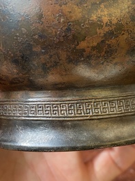 Een Chinees archa&iuml;sch bronzen ritueel wijnvat met inscriptie, 'zhi', late Shang-dynastie