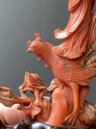 Een Chinese bloedkoralen sculptuur van een dame op een feniks, 19/20e eeuw