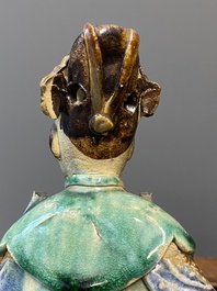 Deux figures en gr&egrave;s porcelaineux polychrom&eacute;, probablement Shiwan, 19&egrave;me