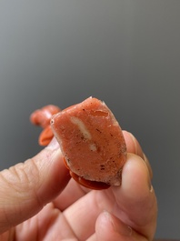 Sculpture d'une femme avec une branche fleurie en corail rouge, Chine, 19/20&egrave;me