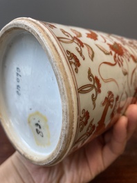 Een Chinese ijzerrode en vergulde rouleau vaas met draken, Kangxi