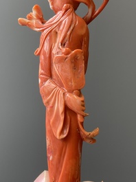Sculpture d'une femme avec fleur de lotus en corail rouge, Chine, 19/20&egrave;me