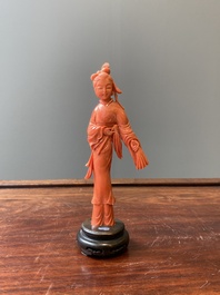 Sculpture d'une femme avec un chasse-mouche et un &eacute;ventail en corail rouge, Chine, 19/20&egrave;me