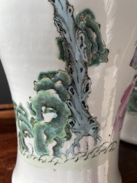 Paire de vases en porcelaine de Chine famille rose &agrave; d&eacute;cor de gar&ccedil;ons jouant, marque de Qianlong, R&eacute;publique