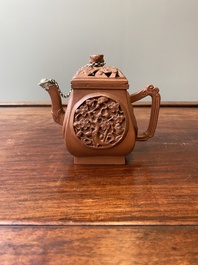 Een Chinese opengewerkte dubbelwandige Yixing steengoed theepot, Kangxi