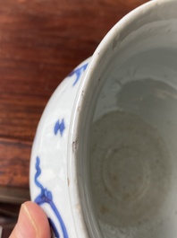 Br&ucirc;le-parfum en porcelaine de Chine en bleu et blanc &agrave; d&eacute;cor de dragons, Kangxi