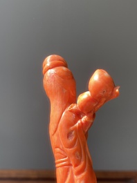 Sculpture d'une femme avec des p&ecirc;ches en corail rouge, Chine, 19/20&egrave;me