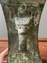 R&eacute;cipient &agrave; vin rituel archa&iuml;que en bronze inscrit Jie Fu Wu 㔾父戊, 'fanghu', Chine, Zhou de l'Ouest
