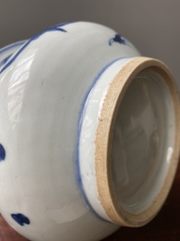 Br&ucirc;le-parfum en porcelaine de Chine en bleu et blanc &agrave; d&eacute;cor de dragons, Kangxi