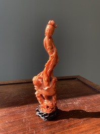 Sculpture d'une femme sur un ph&eacute;nix en corail rouge, Chine, 19/20&egrave;me