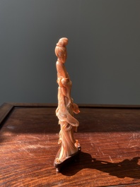 Sculpture d'une femme avec un chasse-mouche, Chine, 19/20&egrave;me