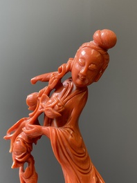 Sculpture d'une femme avec une branche fleurie en corail rouge, Chine, 19/20&egrave;me