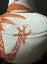 Vase de forme bouteille en porcelaine de Chine &agrave; d&eacute;cor d'un dragon en rouge de fer, 19&egrave;me
