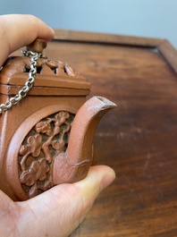 Een Chinese opengewerkte dubbelwandige Yixing steengoed theepot, Kangxi