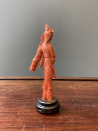 Sculpture d'une femme avec un chasse-mouche et un &eacute;ventail en corail rouge, Chine, 19/20&egrave;me