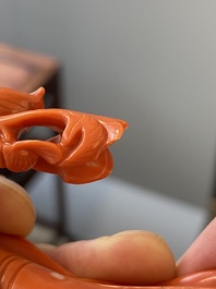 Sculpture d'une femme avec une branche fleurie en corail rouge, Chine, 19/20&egrave;me