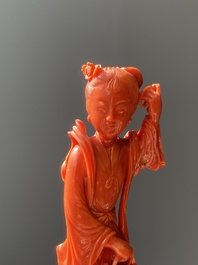 Een Chinese bloedkoralen sculptuur van een dame met een fruitmand, 19/20e eeuw