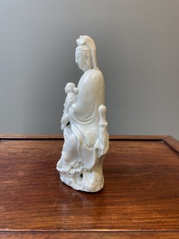 Guanyin &agrave; l'enfant en porcelaine blanc de Chine de Dehua, Kangxi/Qianlong