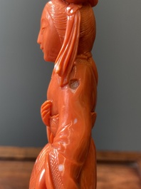 Sculpture d'une femme avec un &eacute;ventail en corail rouge, Chine, 19/20&egrave;me