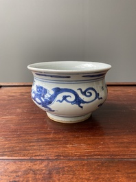 Br&ucirc;le-parfum en porcelaine de Chine en bleu et blanc &agrave; d&eacute;cor de dragons, Kangxi