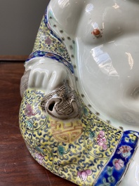 Een Chinese famille rose Boeddha op houten sokkel, Wei Hongtai 魏洪泰 merk, 19/20e eeuw