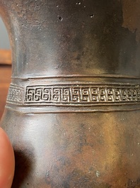 Een Chinees archa&iuml;sch bronzen ritueel wijnvat met inscriptie, 'zhi', late Shang-dynastie