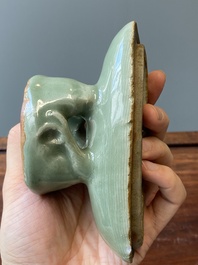 Br&ucirc;le-parfum en forme de canard en porcelaine de Chine c&eacute;ladon de Longquan, Ming