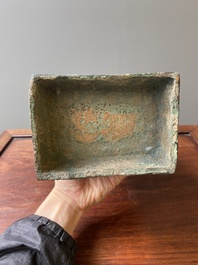 R&eacute;cipient &agrave; vin rituel archa&iuml;que en bronze inscrit Jie Fu Wu 㔾父戊, 'fanghu', Chine, Zhou de l'Ouest