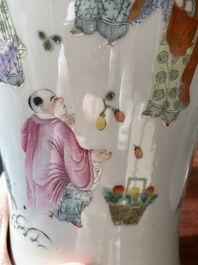 Paire de vases en porcelaine de Chine famille rose &agrave; d&eacute;cor de gar&ccedil;ons jouant, marque de Qianlong, R&eacute;publique