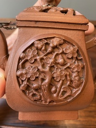 Een Chinese opengewerkte dubbelwandige Yixing steengoed theepot, Kangxi