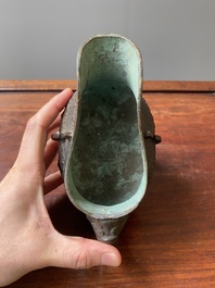 R&eacute;cipient &agrave; vin rituel archa&iuml;que en bronze dans le style des Zhou de l'Ouest, 'gong', Chine, marque de Yong Bao Zhen Wan 永葆珍玩, Ming