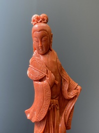 A Chinese red coral figure of a lady with a fan, 19/20th C.