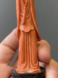 Een Chinese bloedkoralen sculptuur van een staande dame met hofketting, 19/20e eeuw
