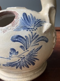 Een Vietnamese blauw-witte lijmpot met floraal decor, Bat Trang, 19e eeuw