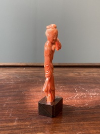 Vier Chinese bloedkoralen sculpturen van dames en van een onsterfelijke, 19/20e eeuw