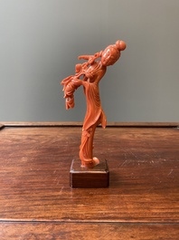 Sculpture d'une femme avec une branche fleurie en corail rouge, Chine, 19/20&egrave;me