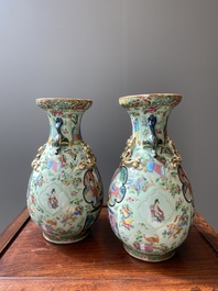 Een paar Chinese Canton famille rose vazen met celadon fondkleur, 19e eeuw
