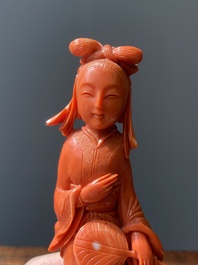 Sculpture d'une femme avec un &eacute;ventail en corail rouge, Chine, 19/20&egrave;me