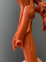 Sculpture d'une femme avec une branche fleurie en corail rouge, Chine, 19/20&egrave;me