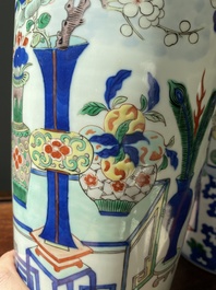 Een paar Chinese wucai rouleau vazen, 19/20e eeuw