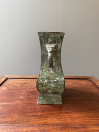 R&eacute;cipient &agrave; vin rituel archa&iuml;que en bronze inscrit Jie Fu Wu 㔾父戊, 'fanghu', Chine, Zhou de l'Ouest