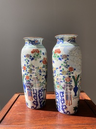 Een paar Chinese wucai rouleau vazen, 19/20e eeuw
