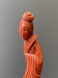 Twee Chinese bloedkoralen sculpturen van een dame met een waaier en van een dame met een bloem, 19/20e eeuw