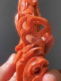 Sculpture d'une femme sur un ph&eacute;nix en corail rouge, Chine, 19/20&egrave;me