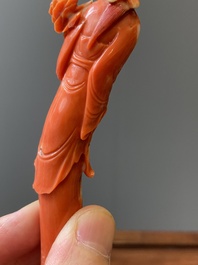 Twee Chinese bloedkoralen sculpturen van een dame met een waaier en van een dame met een bloem, 19/20e eeuw