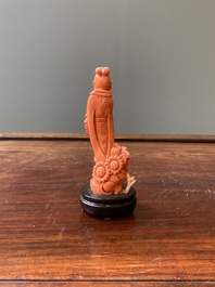 Een Chinese bloedkoralen sculptuur van een dame met een pauwenwaaier, 19/20e eeuw