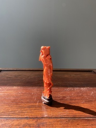 Een Chinese bloedkoralen sculptuur van een dame met een fruitmand, 19/20e eeuw